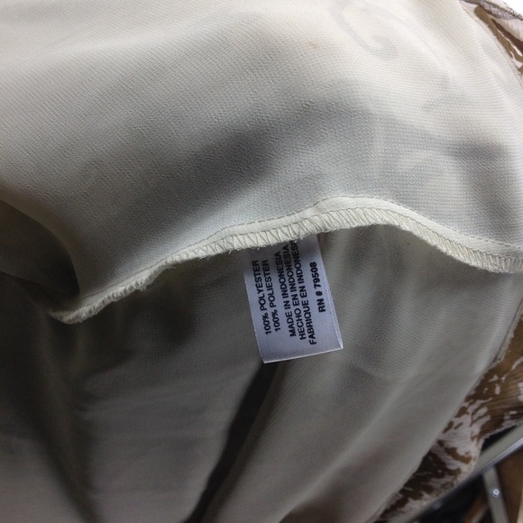 Violet & Claire Tan & CreM Sleeveless V-ne… - Picture 6 of 7